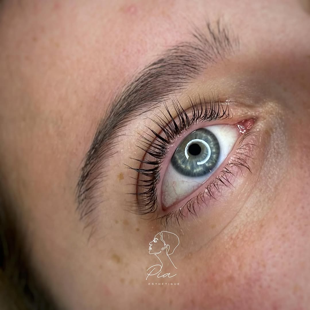 Rehaussement de cils avec teinture naturelle