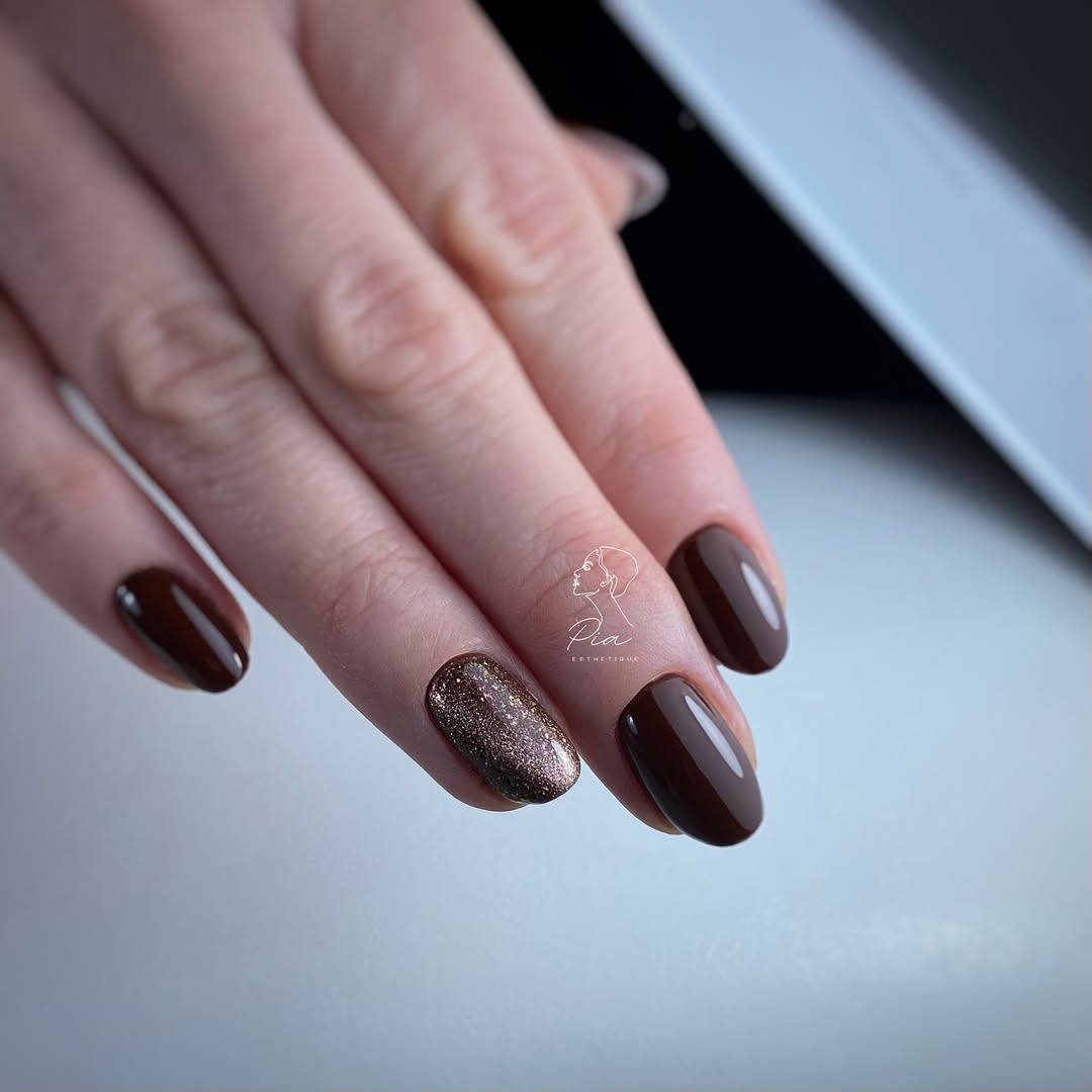 Manucure semi-permanente avec renforcement — couleur chocolat avec accent pailleté